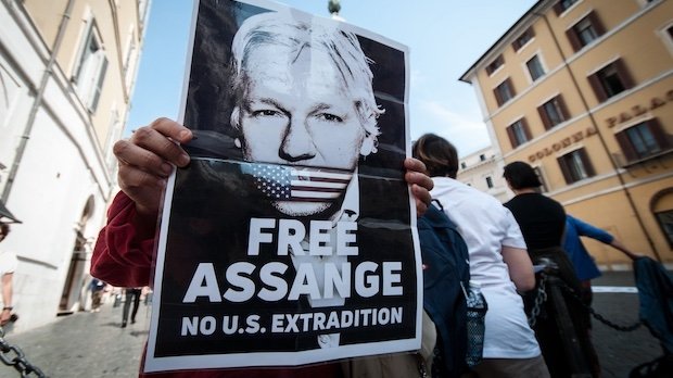 Untersützer von Julien Assange demonstrieren gegen eine Auslieferung in die USA