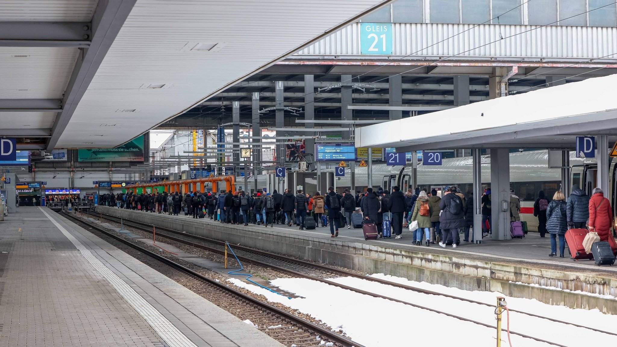 Wartende Reisende am Hauptbahnhof München, Dezember 2023