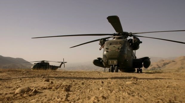 Hubschrauber in einer Wüste