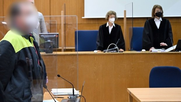 Im Beisein des Angeklagten und mutmaßlichen Verfassers der "NSU 2.0"-Drohschreiben eröffnet die Vorsitzende Richterin Corinna Distler (r) den Prozess vor dem Frankfurter Landgericht.