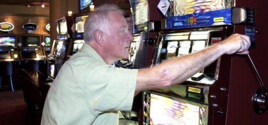 Mann am Spielautomat (Symbolbild)