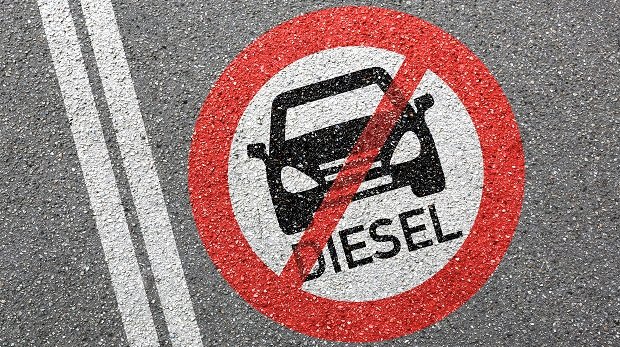 Diesel-Verbotsschild auf Asphalt