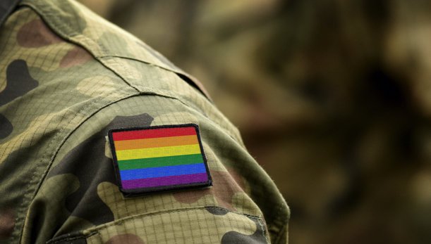 Soldat in Uniform mit LGBTQ-Flaggenaufnäher