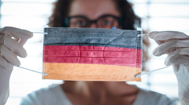 OP-Maske in den Farben der Flagge Deutschlands