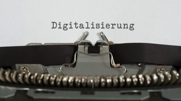 Schreibmaschine, auf der das Wort "Digitalisierung" geschrieben wurde.