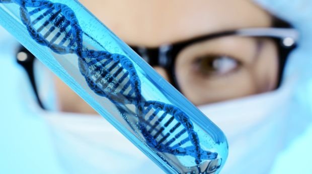Forscherin hält Reagenzglas mit DNA Doppelhelix