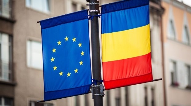 Die rumänische und die europäische Flagge.