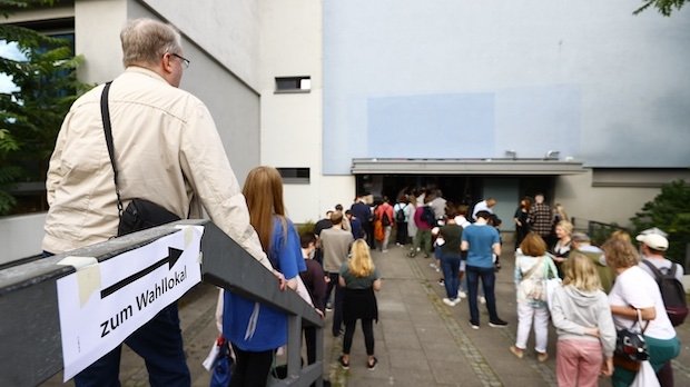 Lange Schlange an einem Berliner Wahllokal
