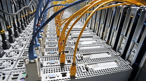 Verschiedene Kabel in einem Datenspeicher-Datacenter