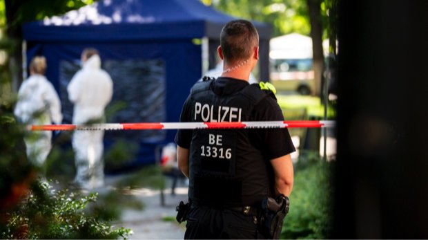 Ein Polizeibeamter sichert den Tatort im Kleinen Tiergarten. Gut drei Monate nach dem Mord an einem Tschetschenen in Berlin hat der Generalbundesanwalt die Ermittlungen an sich gezogen.
