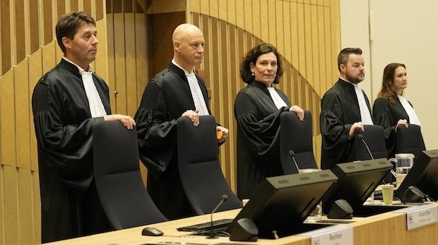 Die Richterinnen und Richter des niederländischen Gerichts bei der Urkteilsverkündung