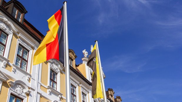 Ansicht des Gebäude des Landtags Sachsen-Anhalts mit deutscher Bundesflagge und Landesflagge.