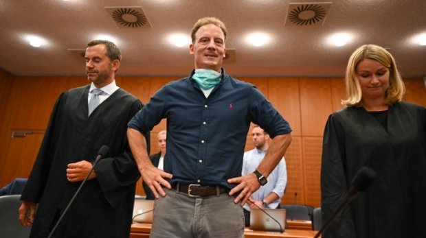 Alexander Falk (M) vor der Urteilsverkündung im Gerichtssaal des Landgerichts neben seinen Verteidigern Björn Gercke und Kerstin Stirner.