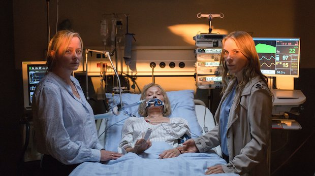 Ulrike (Silke Bodenbender, l.) und Sandra (Anneke Kim Sarnau, r.) besuchen zum ersten Mal ihre Mutter Martina (Hedi Kriegeskotte, M.) im Krankenhaus. Sie sind noch im Unklaren darüber, wie es um ihre Mutter steht.