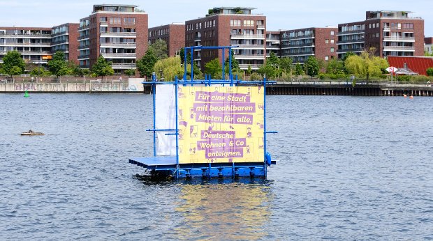 Ein Plakat der Initiative 'Deutsche Wohnen und Co enteignen" in Berlin