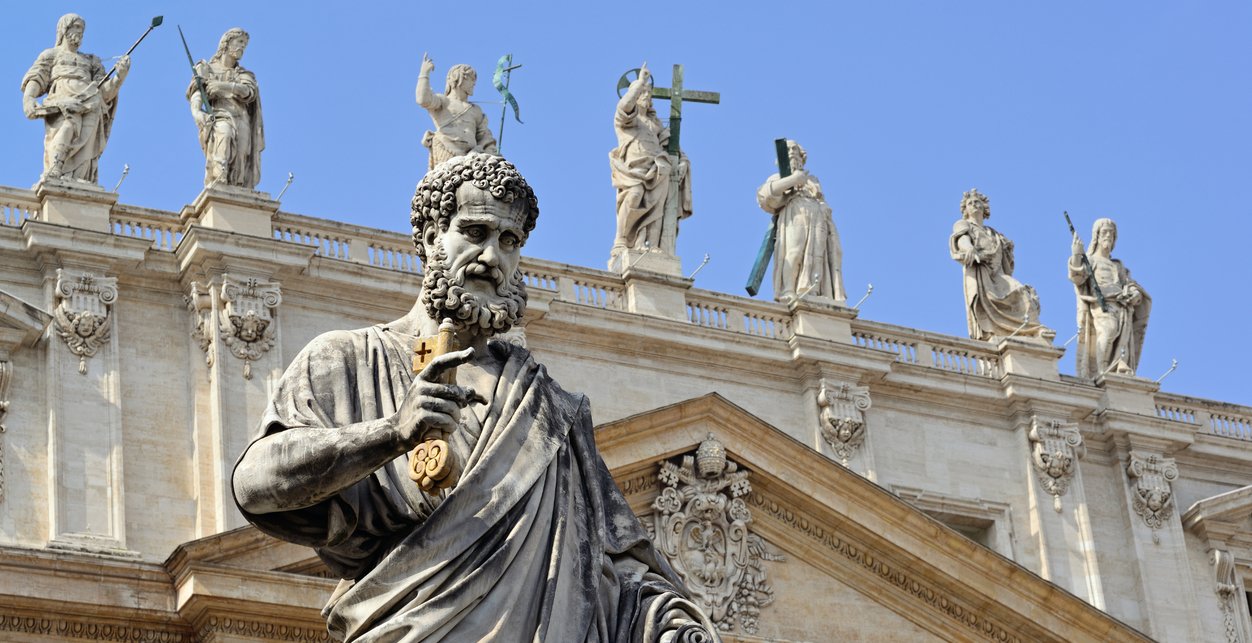 Petrus Statue auf dem Petersplatz vor dem Petersdom in Rom