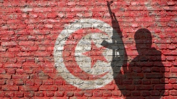 Tunesische Flagge und Silhouette eines bewaffneten Mannes