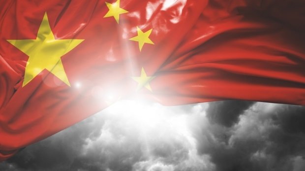 Chinesische Flagge vor Himmel
