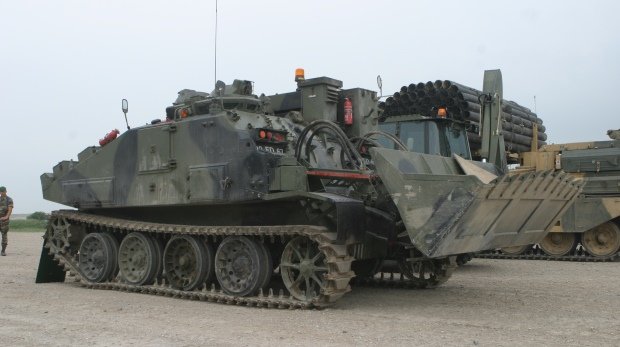 Ein Panzer des Typs Combat Engineer Tractor FV 180