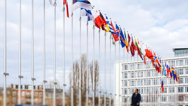 Flaggen vor dem Gebäude des Europarats