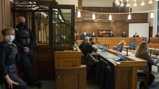 Im "Tiergartenmord" sitzen die Beteiligten im Gerichtssaal des Berliner Kammergerichts, 15.12.2022.