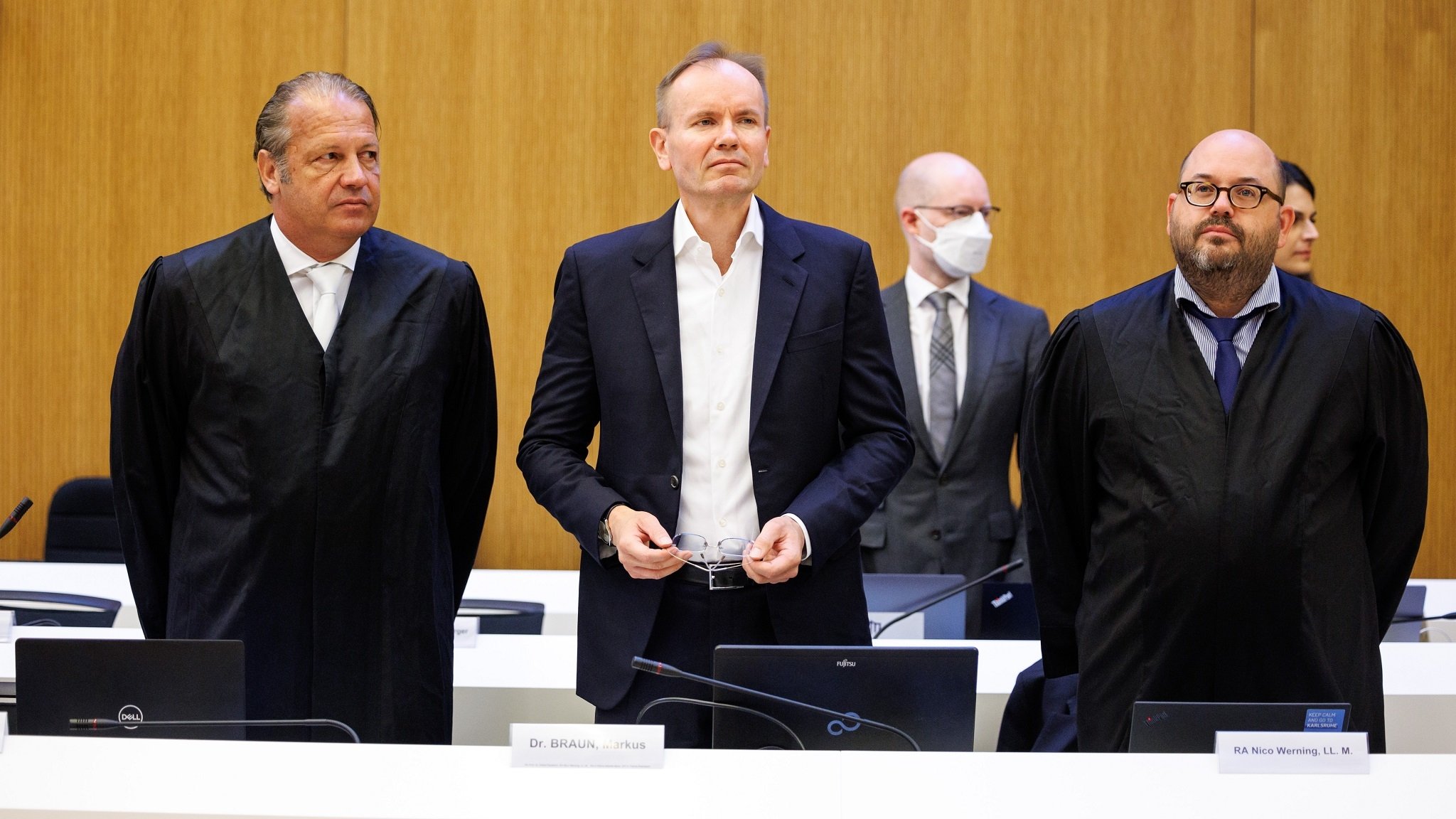 Ex-Wirecard-Vorstandschef Markus Braun (mittig) mit seinen Verteidigern vor dem Strafgericht