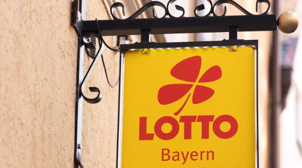 Schild von Lotto Bayern in Regensburg