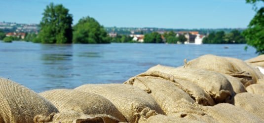 Sandsäcke zum Schutz gegen Hochwasser