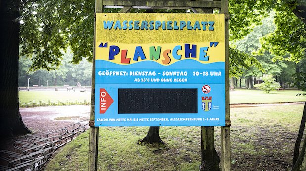 Das Eingangsschild des Wasserspielplatz "Plansche" im Plänterwald
