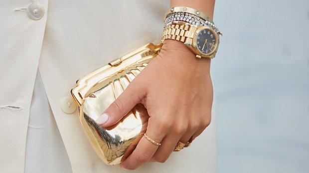 Hand einer Frau mit Schmuck und Uhr der Marke Rolex