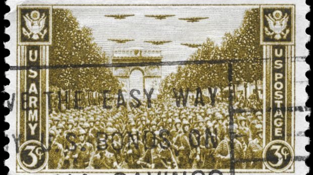 Briefmarke mit US-Truppen vor dem Brandenburger Tor