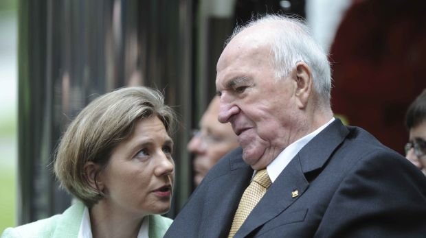 Helmut Kohl mit seiner Frau im Jahr 2013