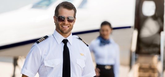 Pilot vor Flugzeug (Symbolbild)