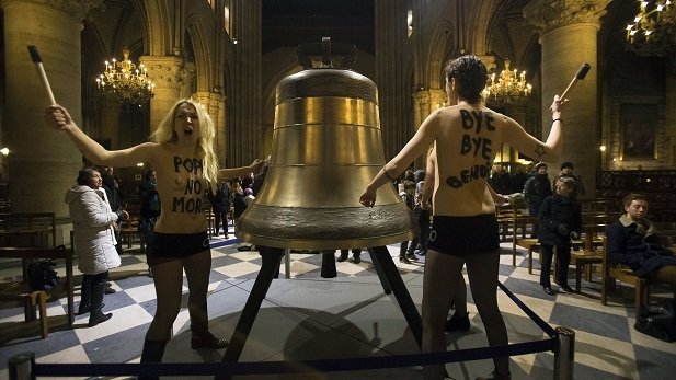 Am 12.02.2013 protestieren Frau der Gruppe "Femen" in der Kirche Notre Dame.