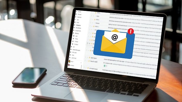 Email-Icon auf einem Laptop