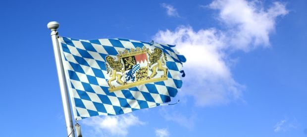 Die Landesflagge des Freistaats Bayern