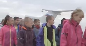 Das russische Staatsfernsehen zeigt die Ankunft ukrainischer Kinder in Russland