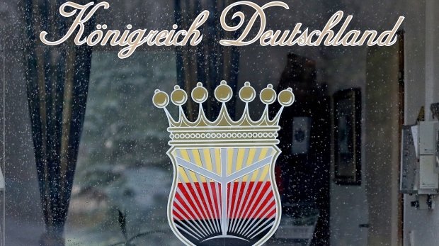 Das Logo des "Königreich Deutschland" als Symbolbild in einem Fenster, des selbsternannten König von Deutschland, Peter Fitzek, in Wittenberg (Sachsen-Anhalt)