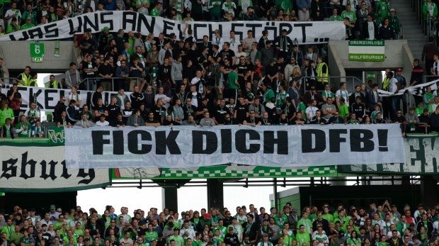 Wolfsburger Fans zeigen Banner mit Kritik am DFB.
