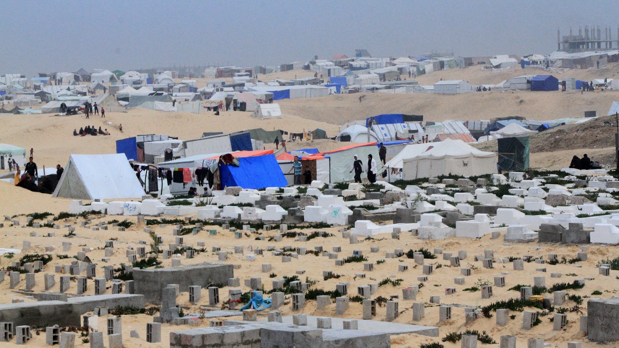 Zeltlager neben einem Friedhof in Rafah im südlichen Gazastreifen