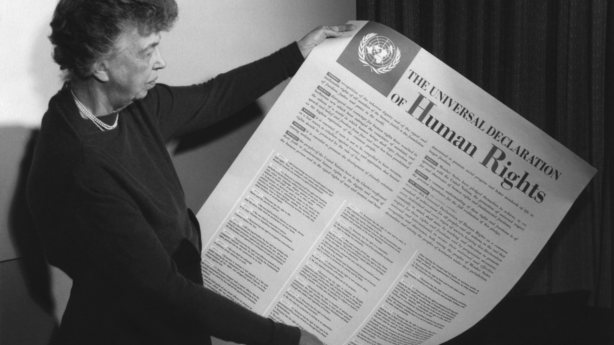 Eleanor Roosevelt mit einer Ausgabe der UN-Menschenrechtsdeklaration, New York 1949