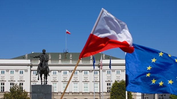 Die polnische und die EU-Flagge in Warschau.