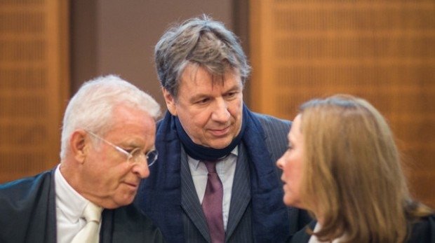 Jörg Kachelmann (M) steht am 28.09.2016 im Verhandlungssaal des Oberlandesgerichts in Frankfurt am Main (Hessen) zwischen seinen Anwälten Johann Schwenn (l) und Ann Marie Welker.