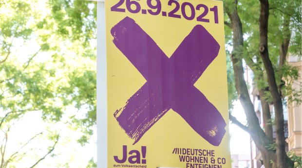 Ein Plakat der Initiative 'Deutsche Wohnen & Co. enteignen' zum Volksentscheid in Berlin