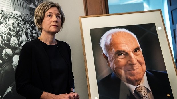 Maike Kohl-Richter, Witwe von Helmut Kohl, steht neben dem Porträt ihres Mannes, das sie an ein Museum übergab.