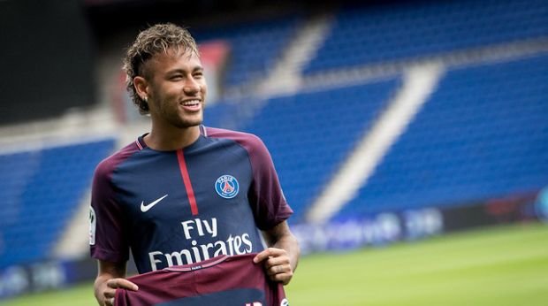 Neymar bei einer Pressekonferenz in Paris