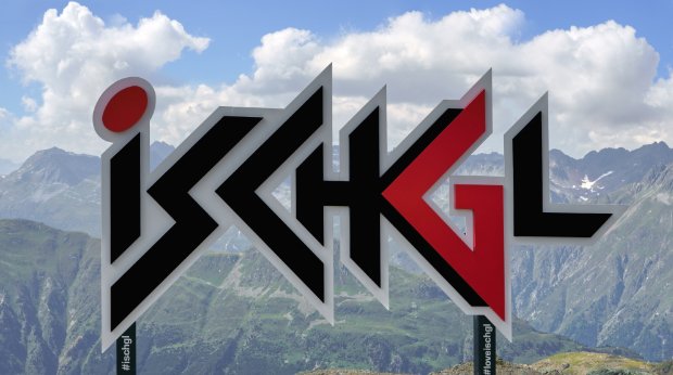 Das Logo des Tiroler Skiorts Ischgl vor der Bergkulisse