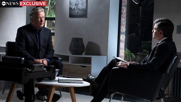 Alec Baldwin (links) und ABC- ModeratorGeorge Stephanopoulos (rechts) in einem TV-Interview am 2.12.2021.