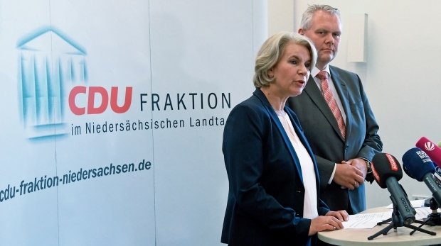 Die ehemalige Grünen-Politikerin Elke Twesten neben CDU-Fraktionschef Björn Thümler