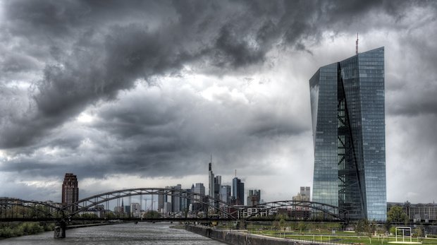 Der EZB-Turm am Mainufer in Frankfurt bei einem Unwetter.